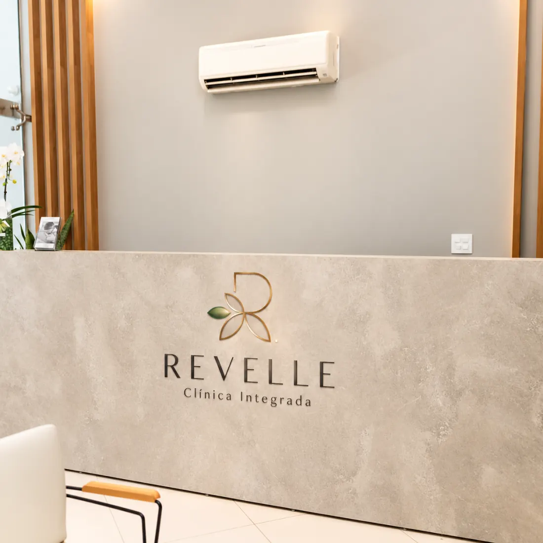 Recepção da Revelle com o logotipo da Clínica Integrada no balcão